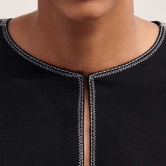 The finish of the neckline can be altered thanks to the hook-and-eye fastening.