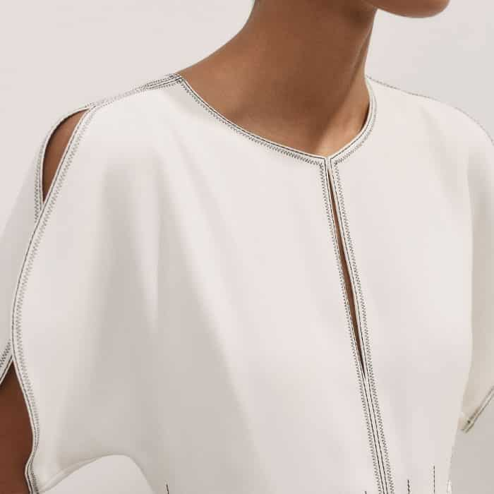 The finish of the neckline can be altered thanks to the hook-and-eye fastening.