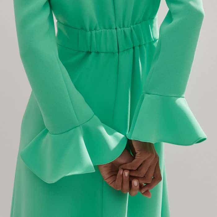 Falling to a bracelet-length, the sleeves are equipped with flared cuffs.