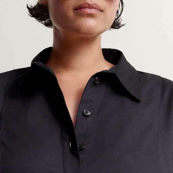 The collar is fitted with a front-button opening which can be done up or left unbuttoned.