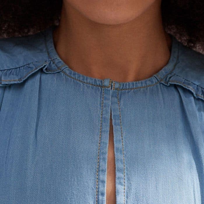 Choose between a keyhole neckline or a V-shaped one with the hook-and-eye fastening.