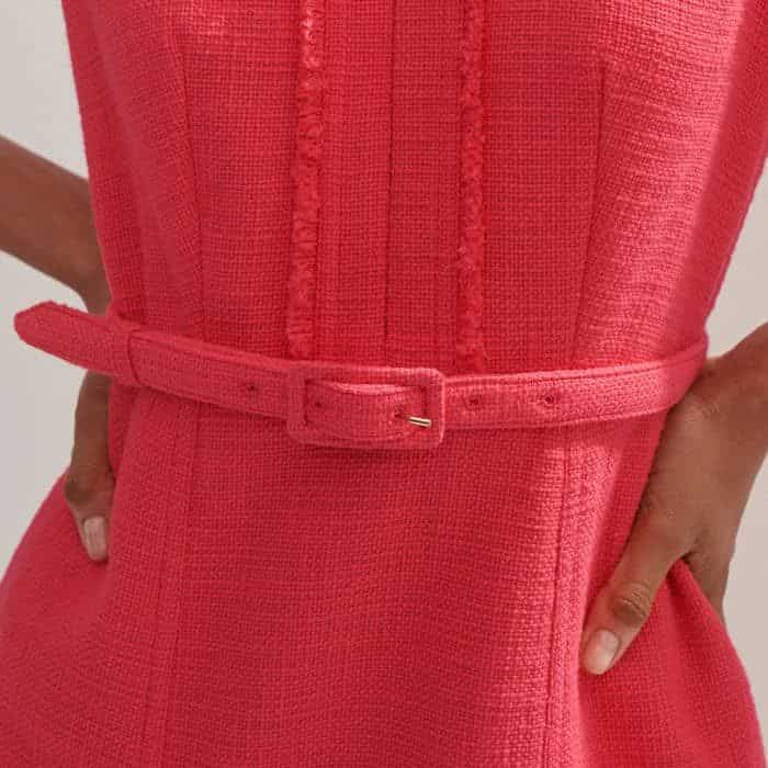 Accentuate your waist with the additional belt in the same hue and material.