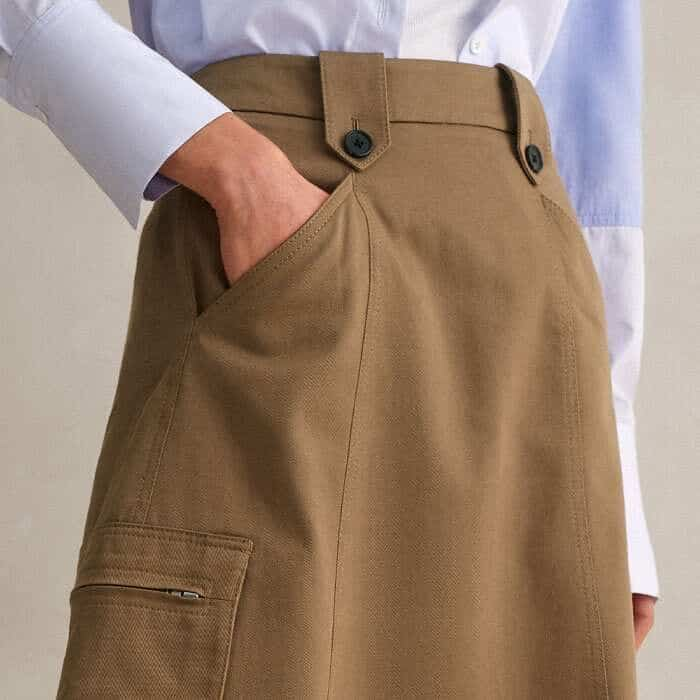 The pockets at the waist are joined by larger patch pockets at the side to add functionality.