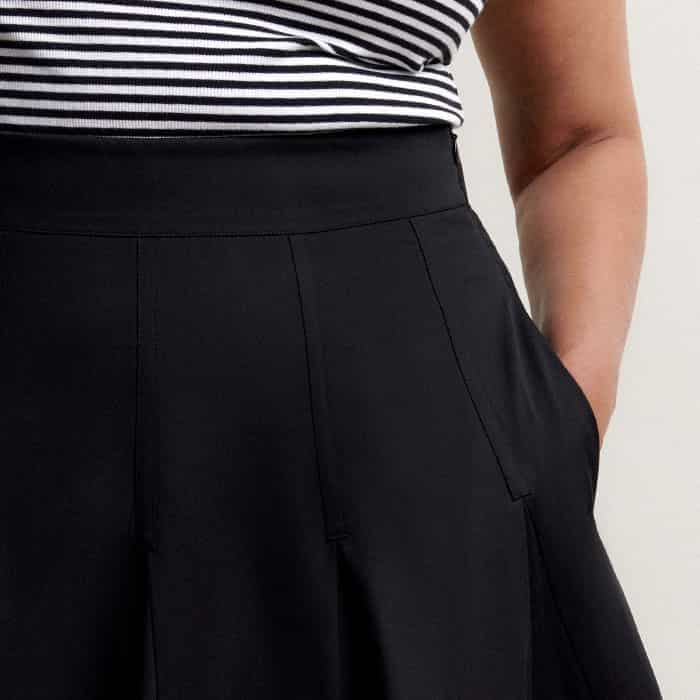 Pockets add functionality without adding bulk as they're positioned in front of the side seams.