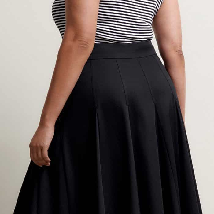 The high waistline and maxi length ensures a fitted, flattering finish.