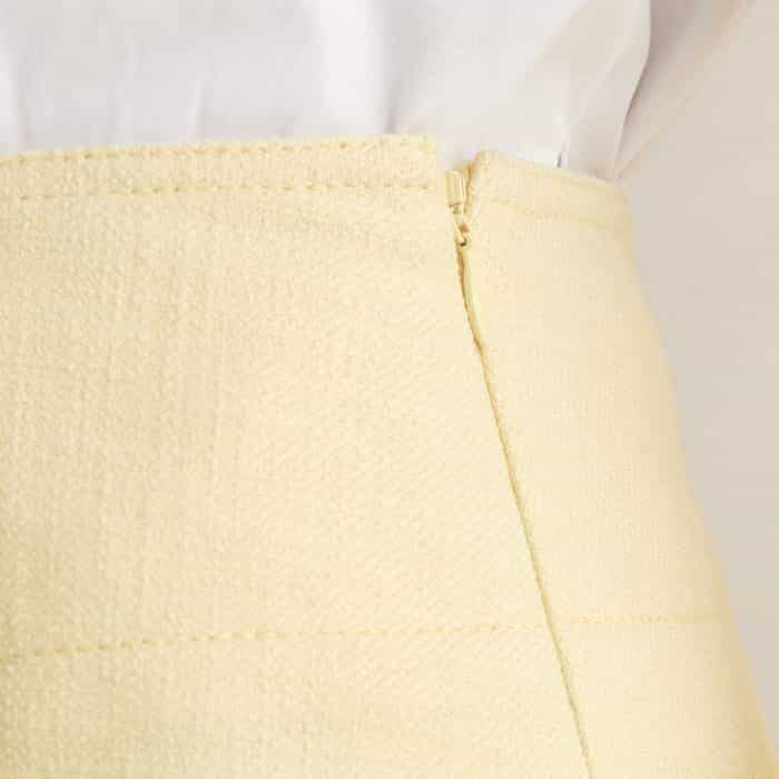 To keep the front free from disruption, the zip fastening is placed at the side seam.