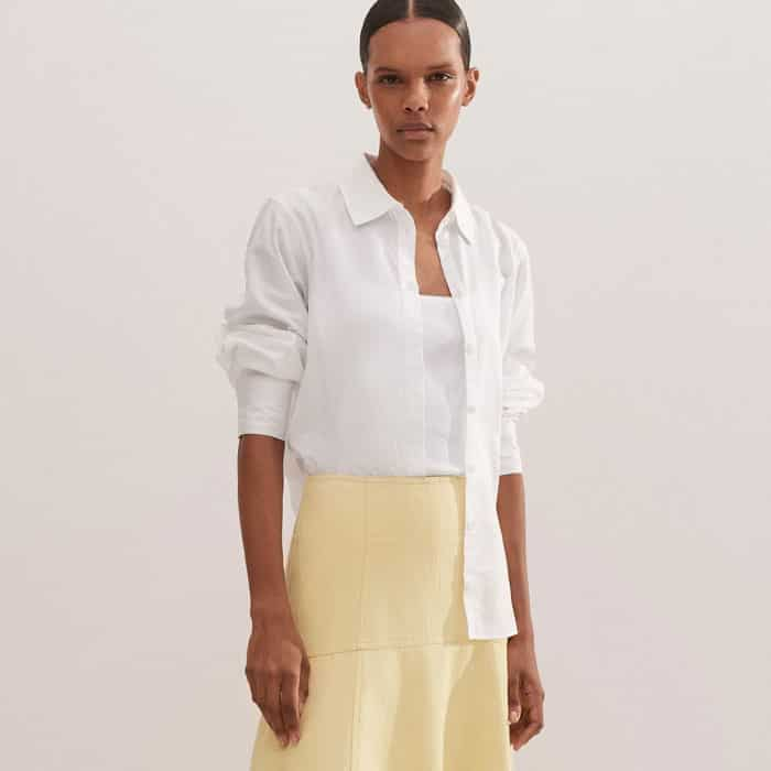 Tuck our Crease-Free Dipped Hem Crop Shirt into the waistband to achieve a polished aesthetic.