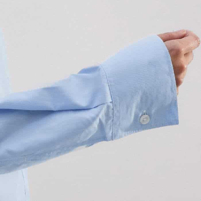 A button detail at the cuff allows you to switch between a narrow, neater fit or a wider cuff for ease when rolling up the sleeves.