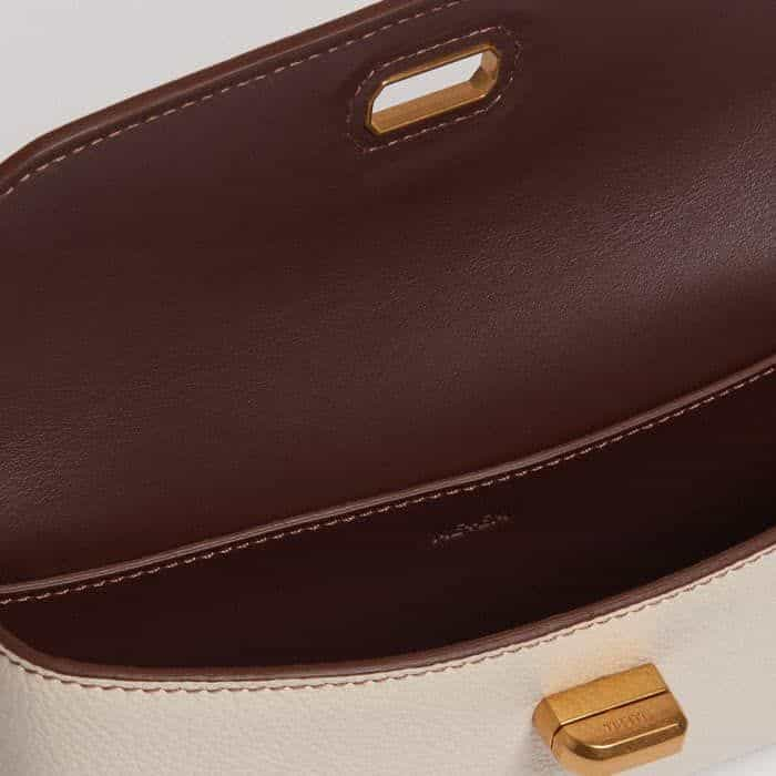 An internal slip pocket can be used for small essentials.