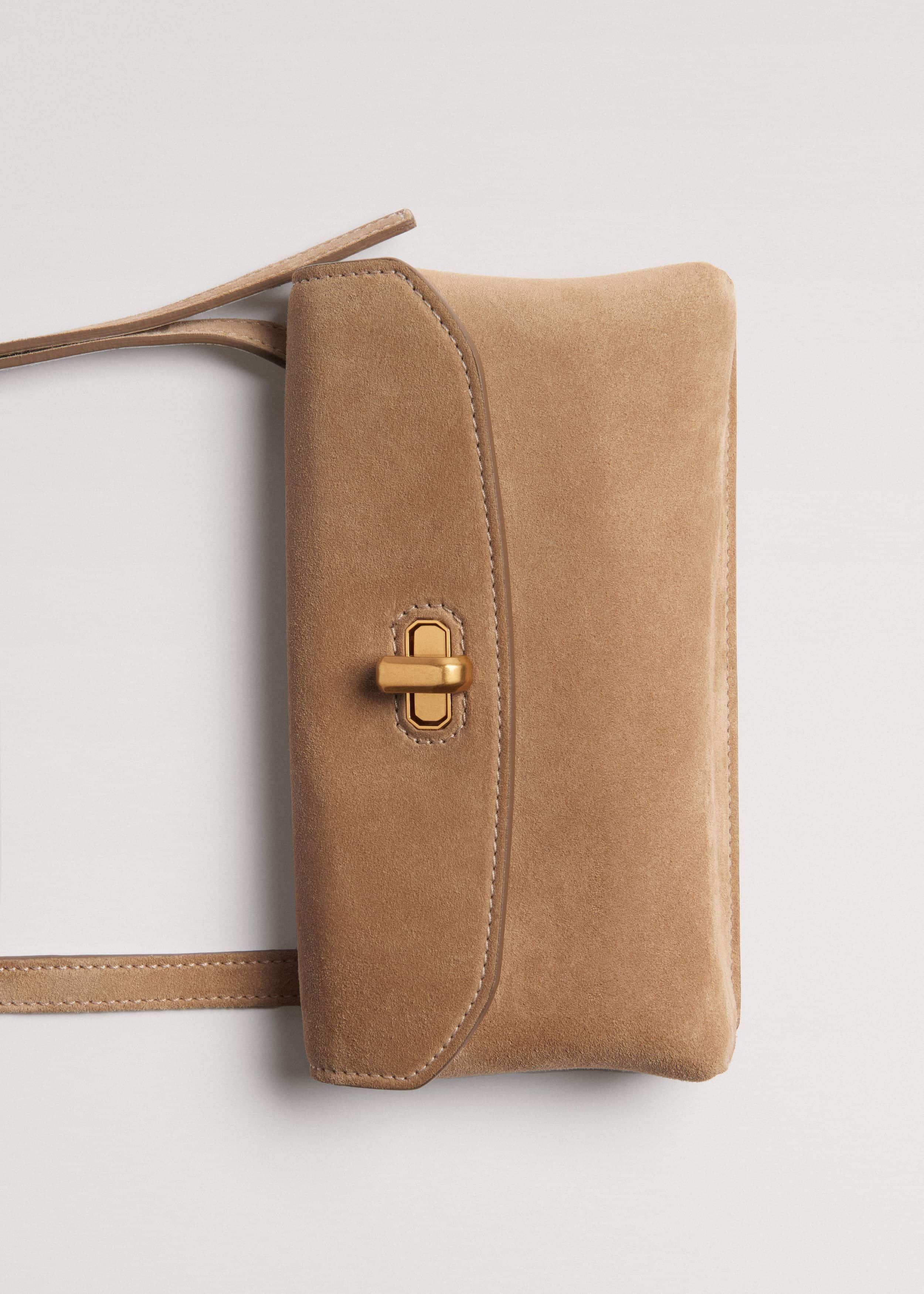 An internal slip pocket can be used to store cards and small valuables.