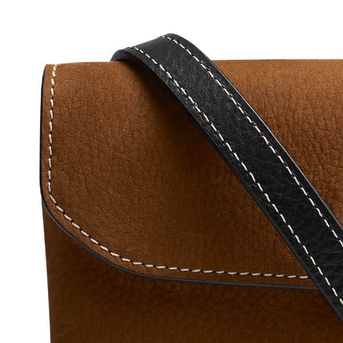 Black edge painting and contrast natural stitching highlight the bag’s meticulous construction.