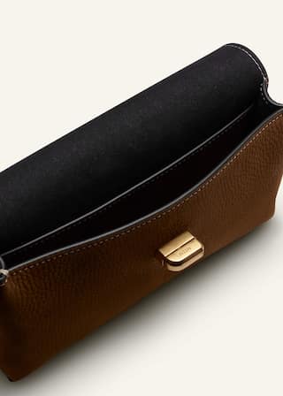 Use the internal slip pocket to store small valuables.