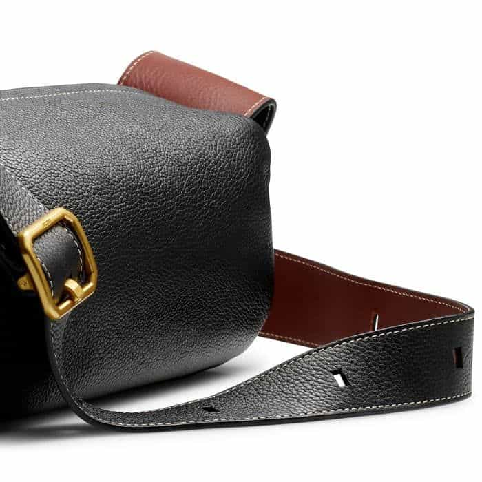 The underside of the strap has a contrasting cognac vachetta lining and the length can be adjusted.