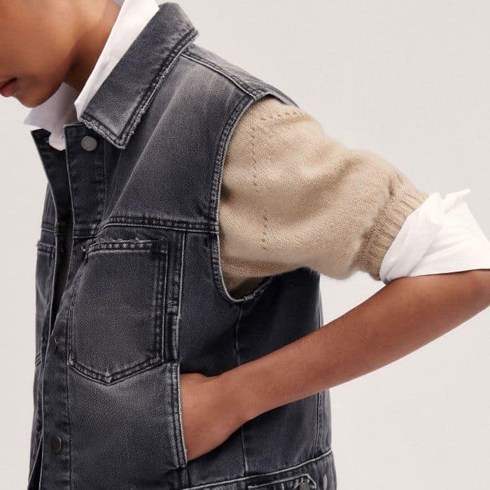 The sleeveless cut ensures a bulk-free finish when this piece is layered.