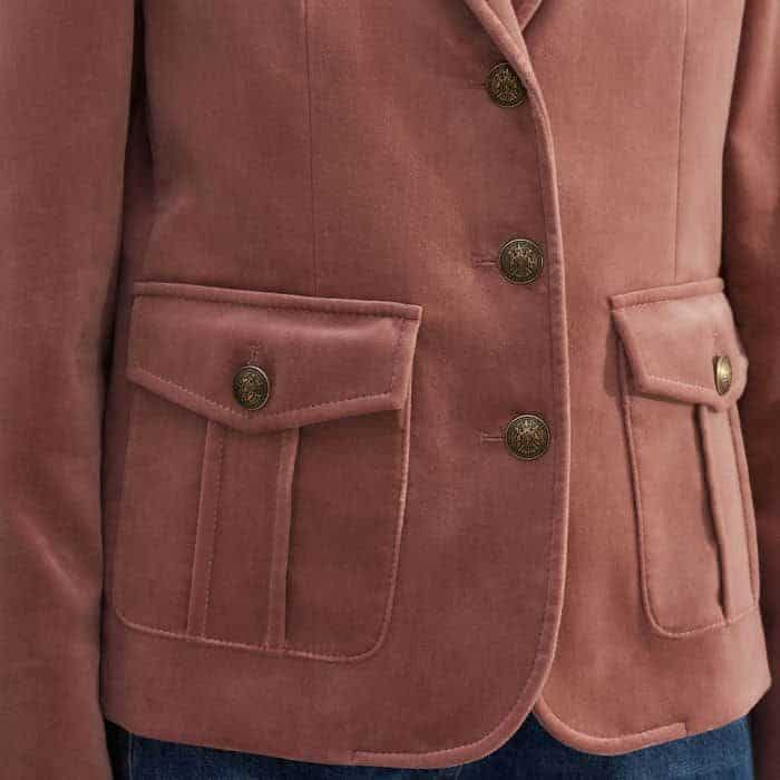 The structural pockets are elevated with an Italian button fastening.