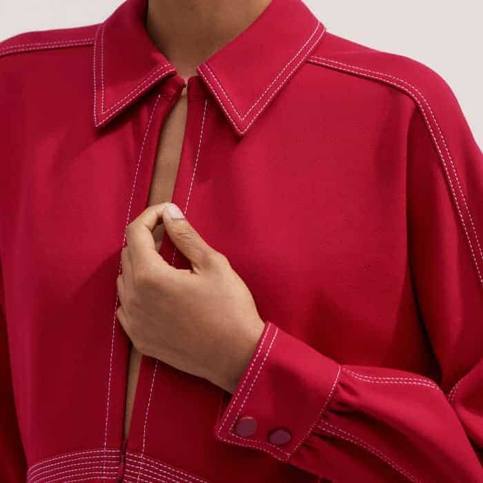 A zip and hook-and-eye fastening allows you to change the finish of the neckline.