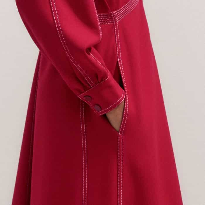 Functional pockets are positioned in front of the side seams for a bulk-free finish.