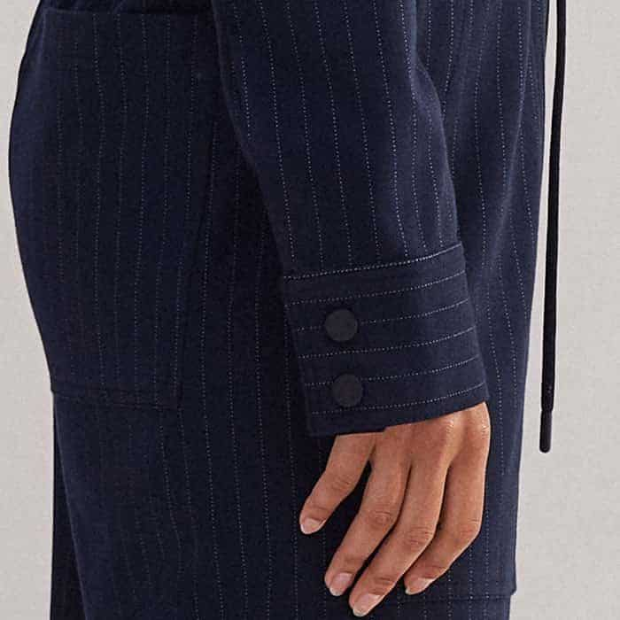 Adjust the sleeve length and fit with the buttoned cuffs. 