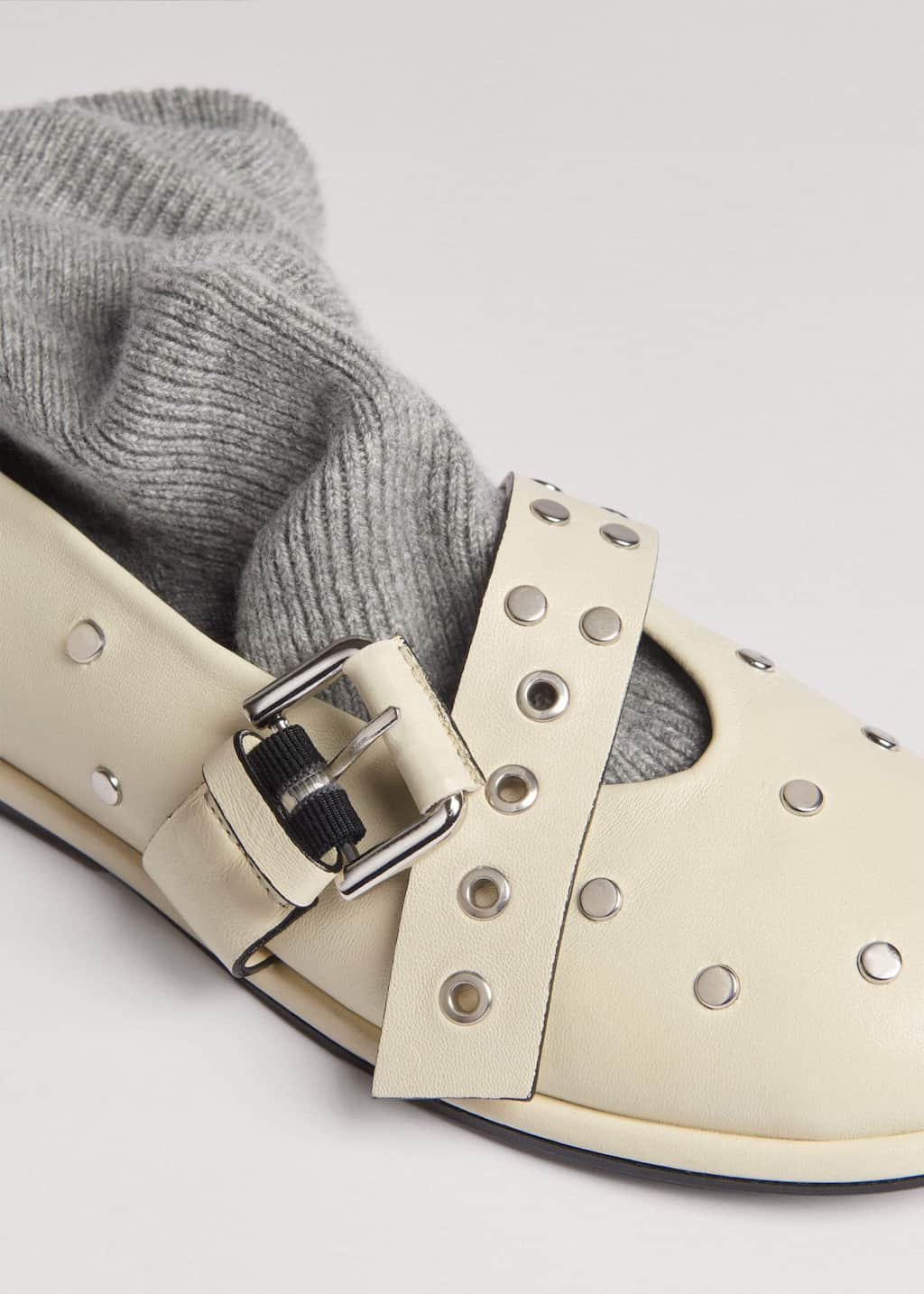 For a comfortable, flexible fit, the piece is crafted using a stitch-and-turn glove construction.