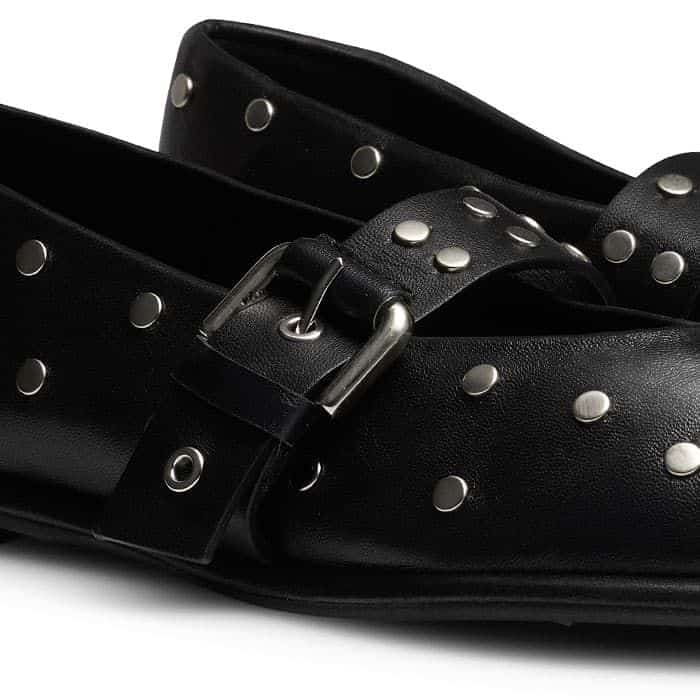 Perfect the fit with the adjustable buckle strap which is detailed with metal eyelets.