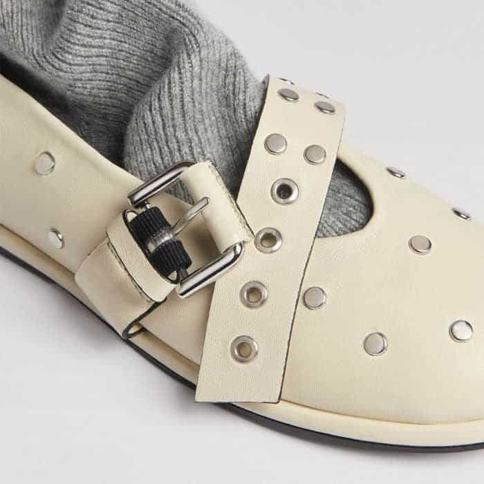 Perfect the fit with the adjustable buckle strap which is detailed with metal eyelets.