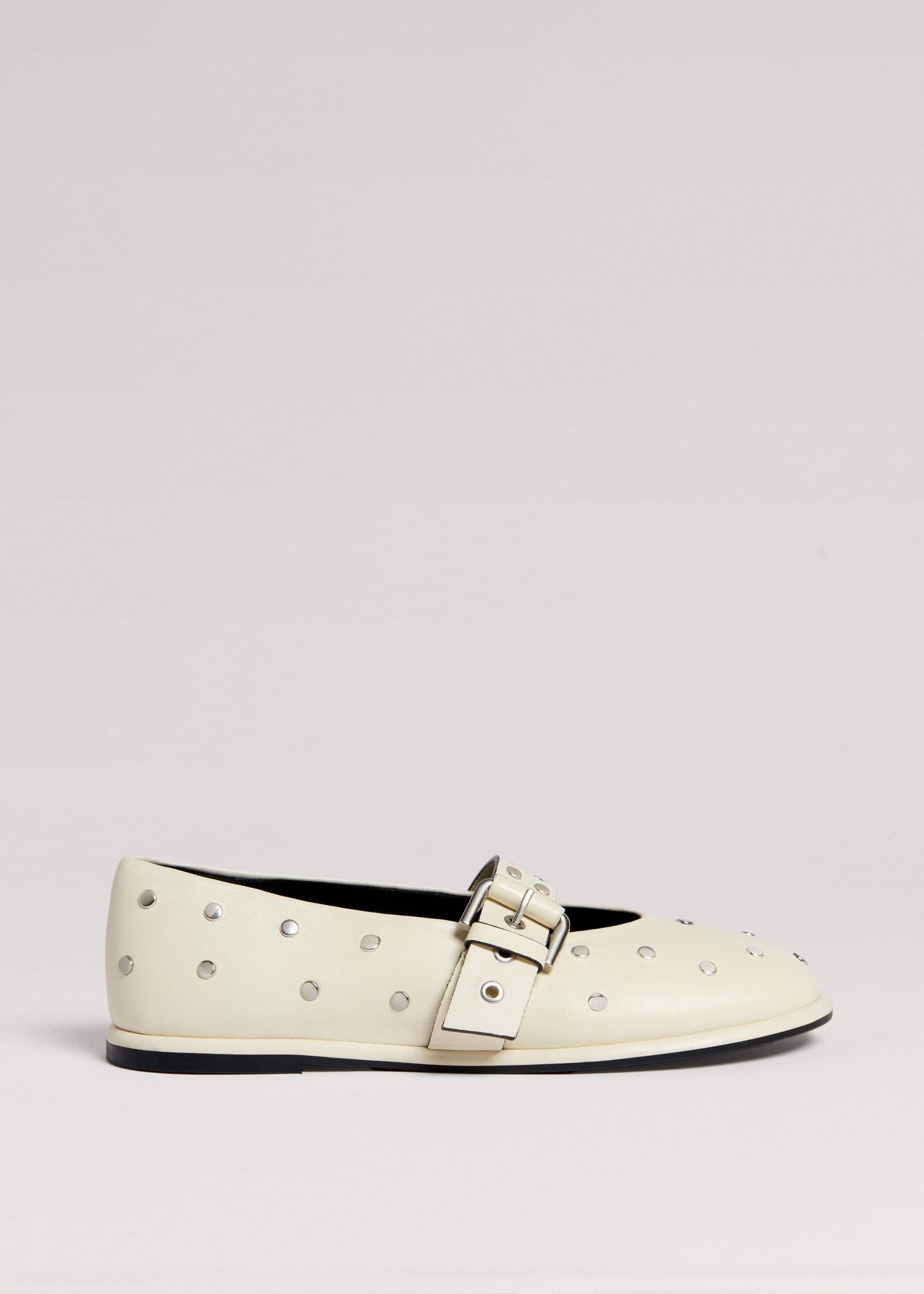 Perfect the fit with the adjustable buckle strap which is detailed with metal eyelets.