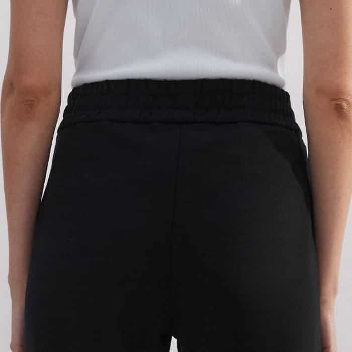 The waistband is elasticated for optimal comfort.