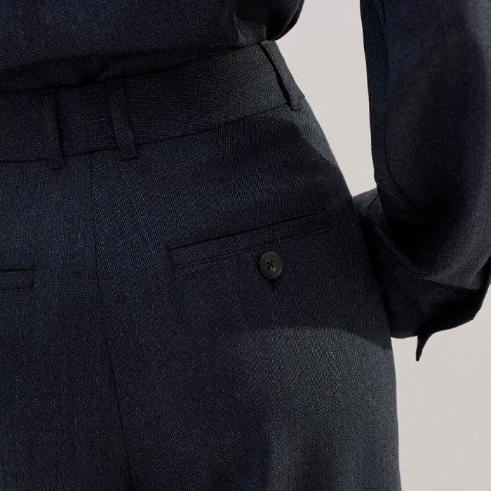 Pockets in front of the side seams ensure a bulk-free, functional finish.