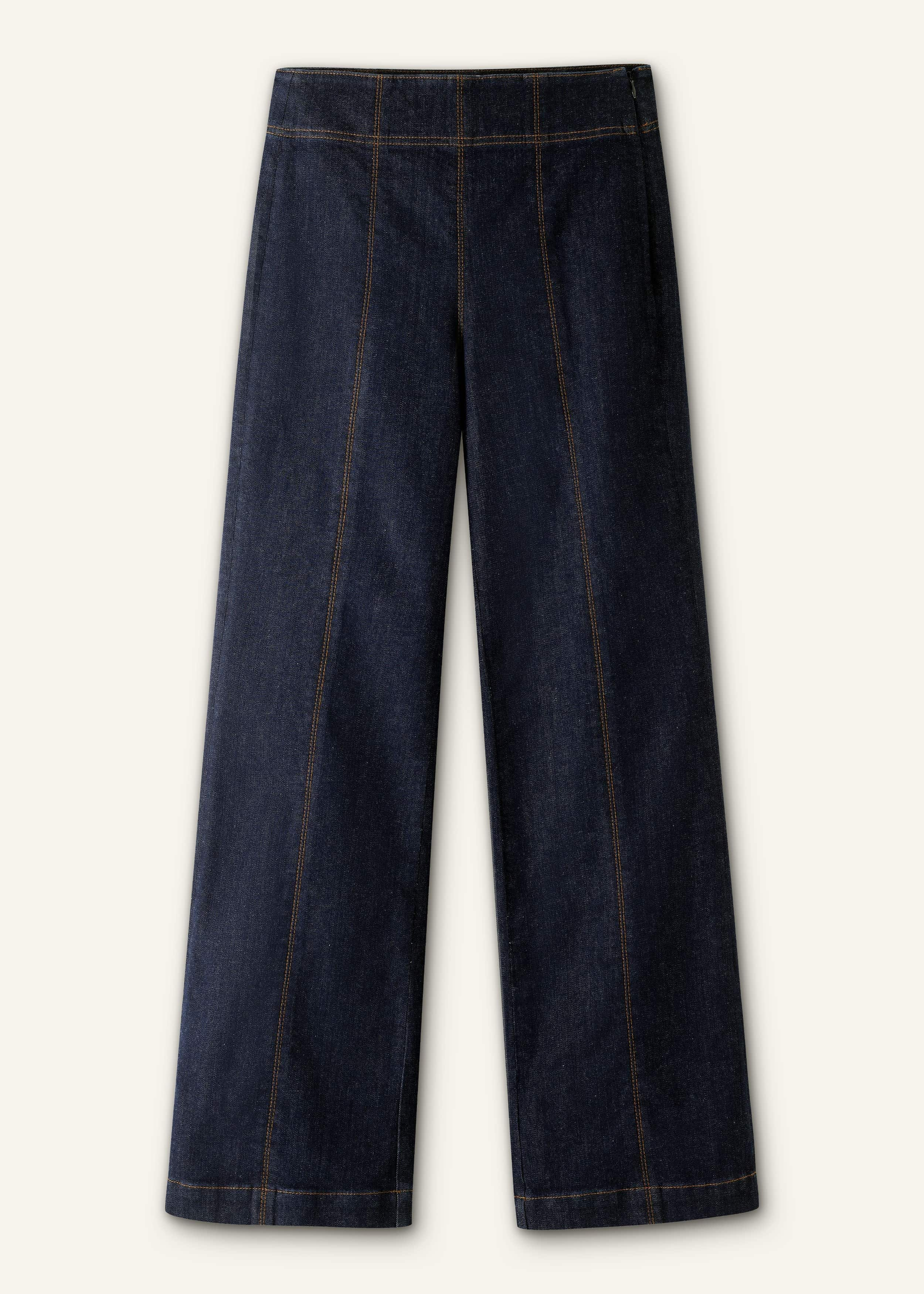 This pair heroes an undisrupted dark blue wash for seamless styling versatility.