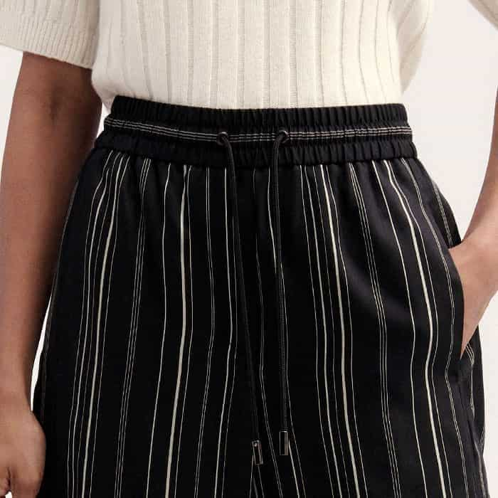 The drawstring at the waist can be adjusted to perfect the fit.