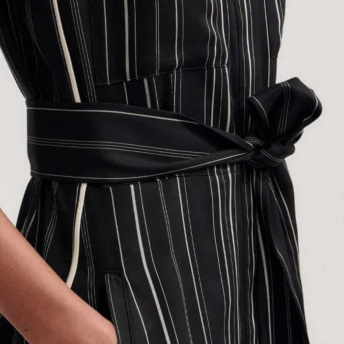 The tie belt in the same striped pattern can be added to the waist for a more fitted finish.