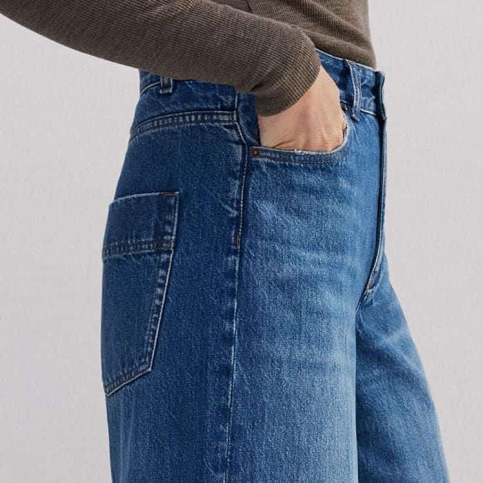 A classic five-pocket construction combines back pockets perfectly proportioned for the most flattering finish with classic side ones at the front.