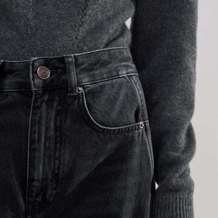 Functional pockets are specifically positioned at the front and back of the jean to flatter.