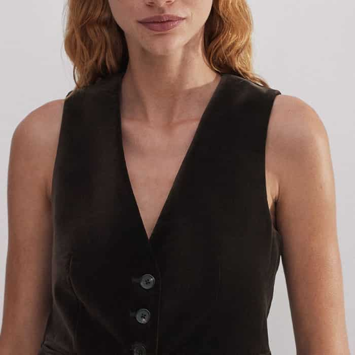 The sleeveless cut ensures a bulk-free finish when this piece is layered.