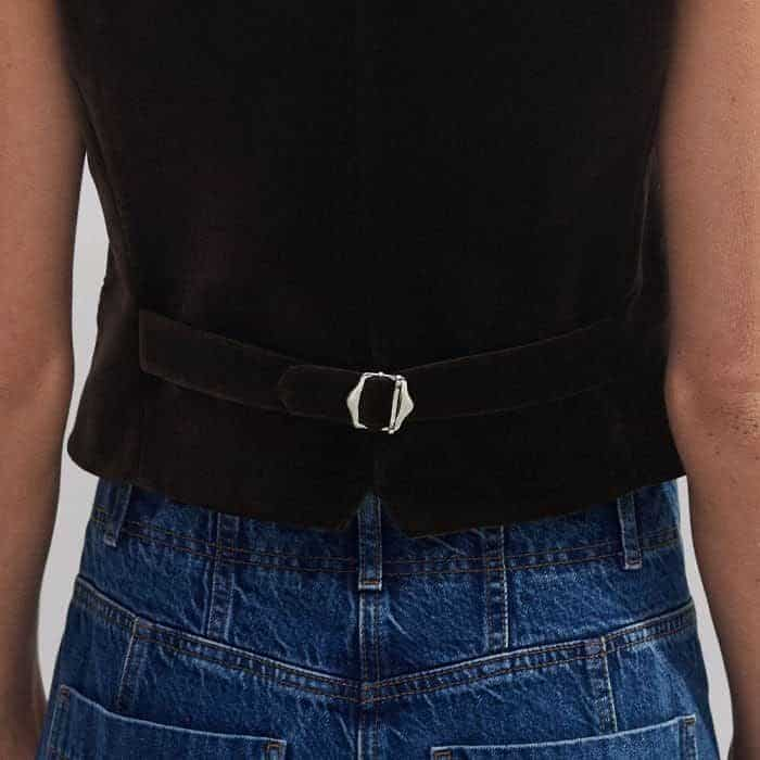 Perfect a tailored-to-you fit with the adjustable tab at the back.