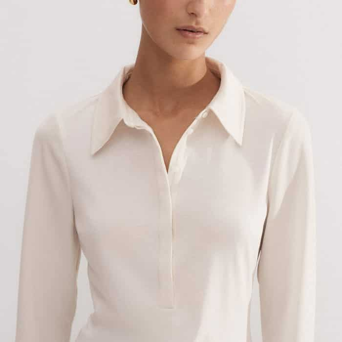 The buttons at the neckline can be unbuttoned to achieve a more casual look.