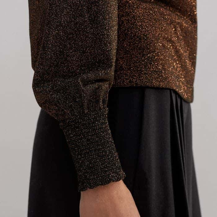 The long sleeves fall to smocked cuffs which can be worn full length or pushed up.