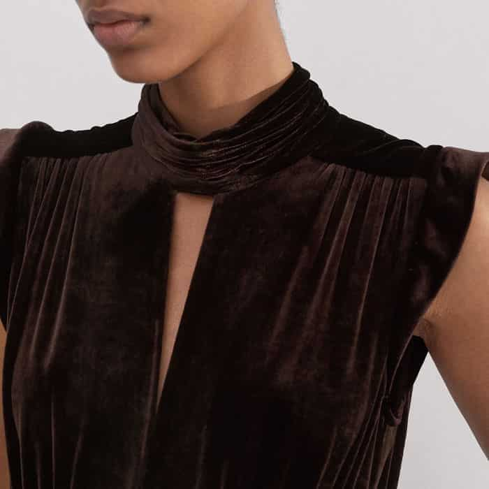 The amount of coverage at the neckline can be adjusted thanks to the hook-and-eye fastenings.