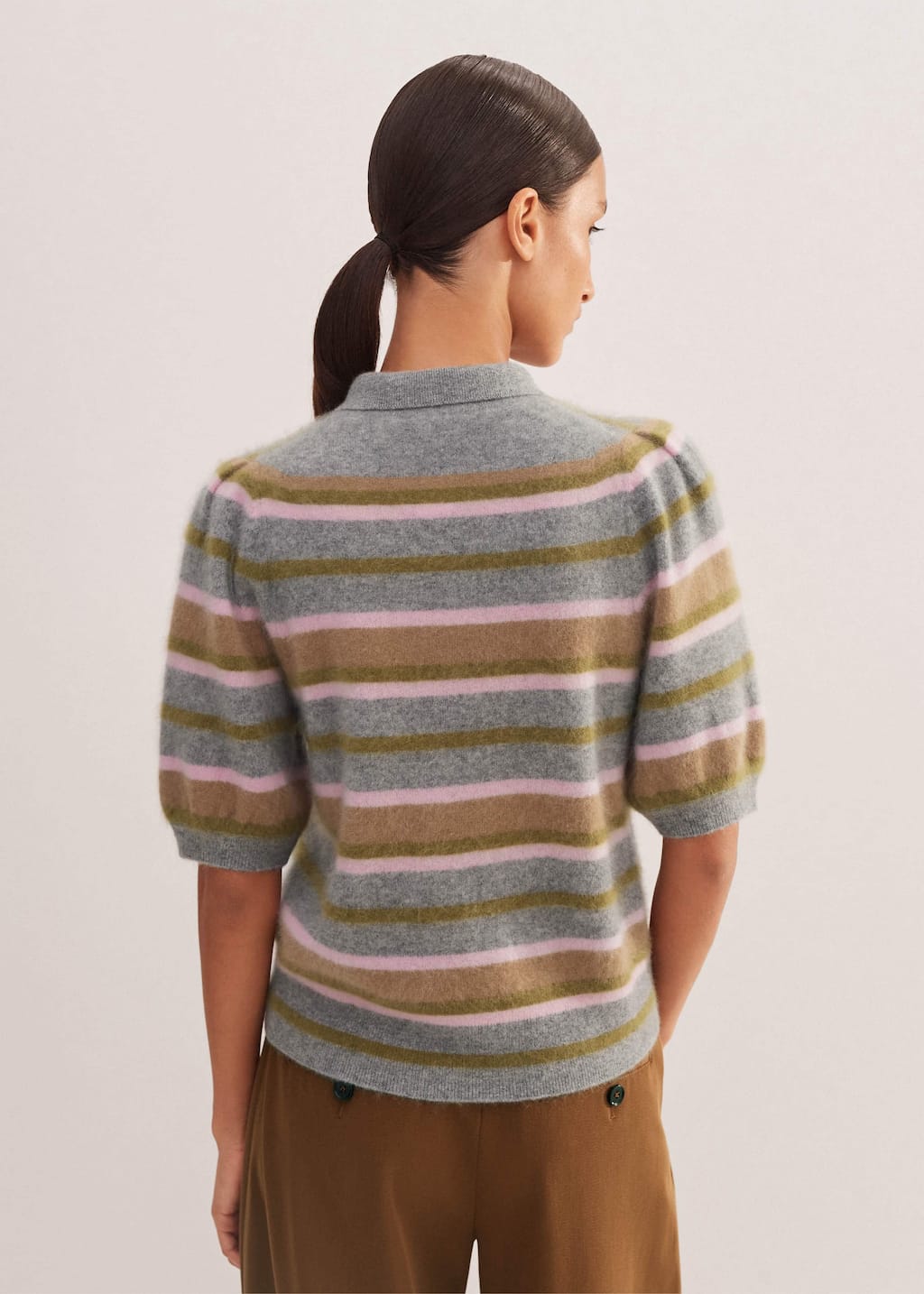 Luxuriously soft cashmere with a cloud-soft hand feel and warmth. The long fibre yarn is given a special brushing technique to make it even softer and give it a fluffier, hairier surface. 