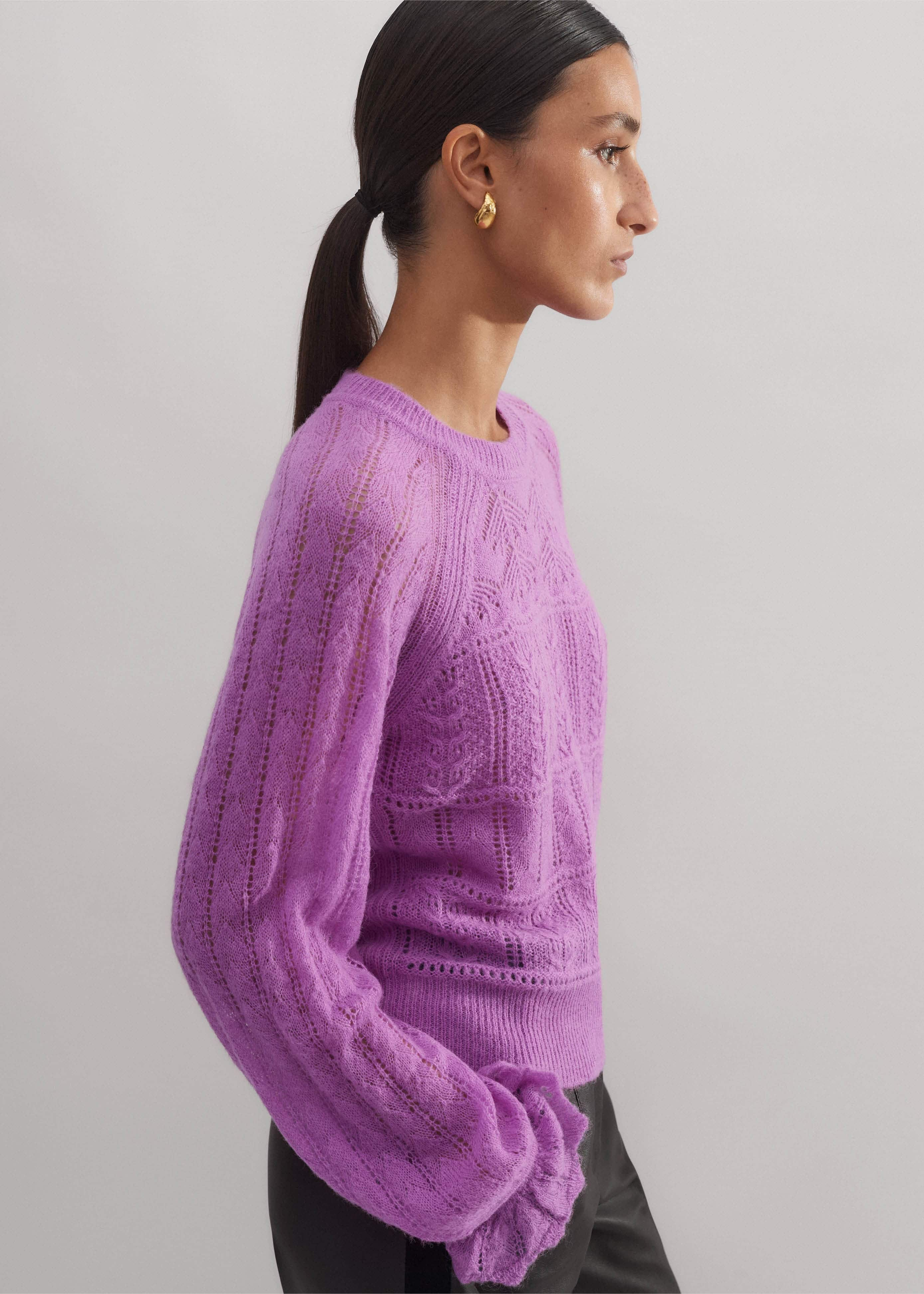 A soft and wispy blend of responsibly sourced wool with alpaca and added polyamide for stretch and recovery.