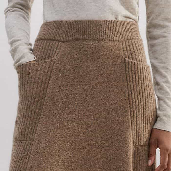 Adding a functional element, slip pockets can be found towards the front of the skirt for a bulk-free finish.