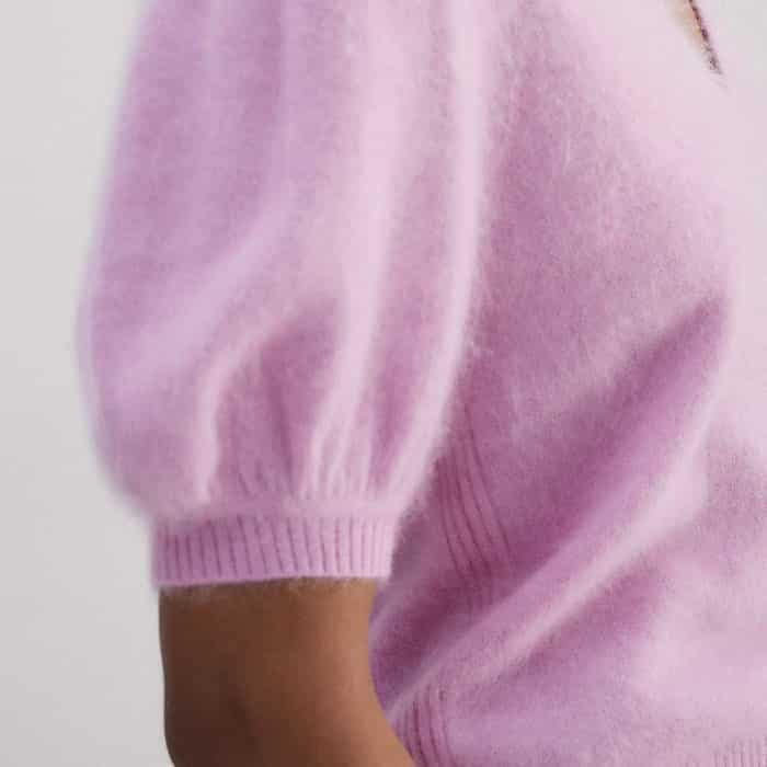 A ribbed trim at the cuff maintains the shape of the sleeve for a voluminous result.