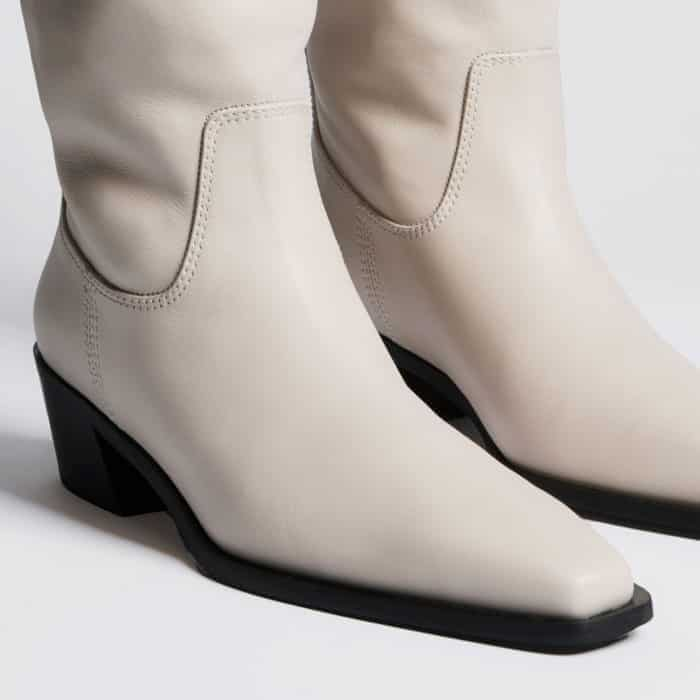 The chiselled toe is neatly defined and slightly elongated to complement styling with wide-leg trousers.