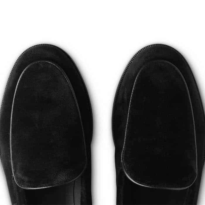 Finding the middle ground between a round and pointed toe, this shoe opts for an almond-shape.