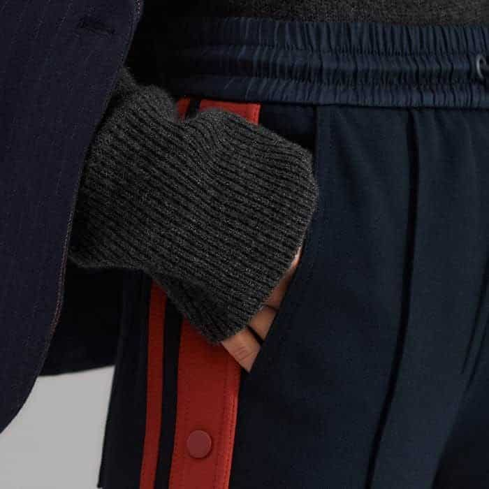 Functional pockets are positioned in front of the side seam for a bulk-free finish.