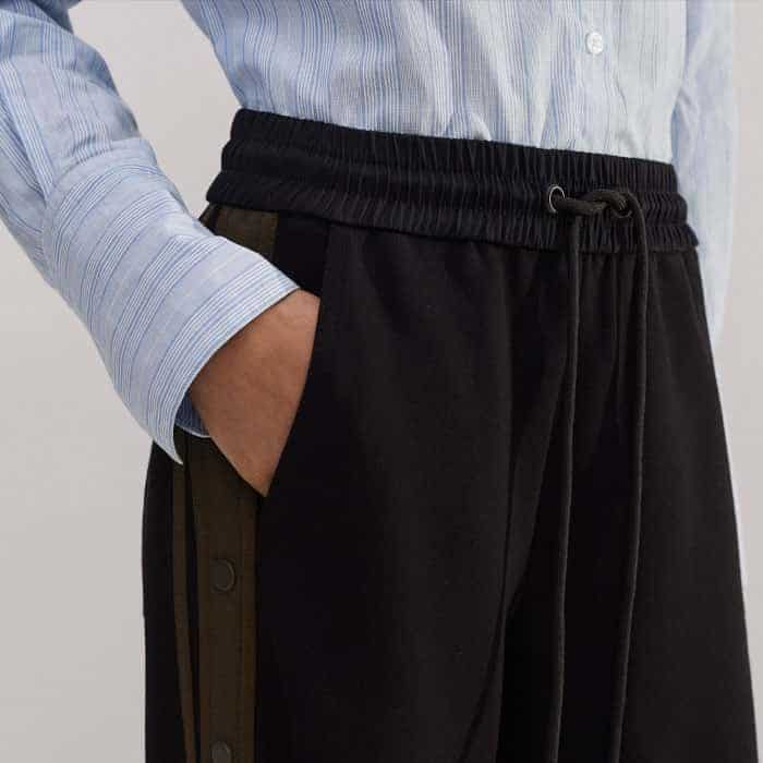 Pockets are expertly placed in front of the side seams for a bulk-free finish.