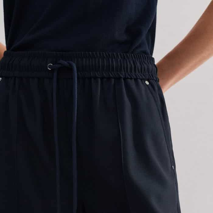 Adjust the fit with the drawcord elasticated waistband.