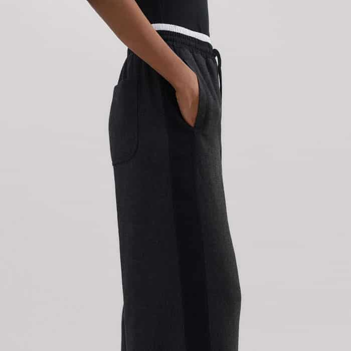 The contrasting white cotton waistband is elasticated for optimal comfort.