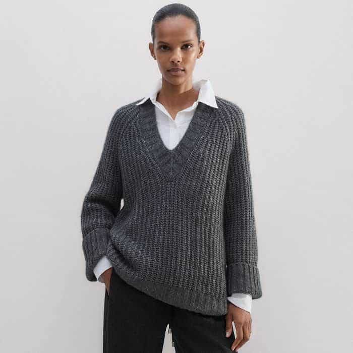 On cooler days, lock in warmth with our Merino Cashmere Silk Rib Longline Jumper.