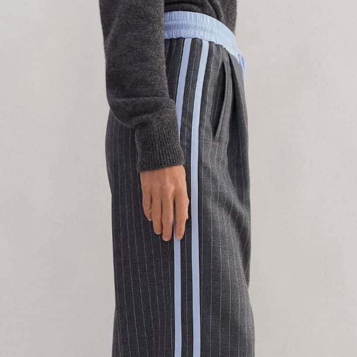 A signature side stripe in a contrasting light blue hue creates a more fluid, streamlined silhouette.